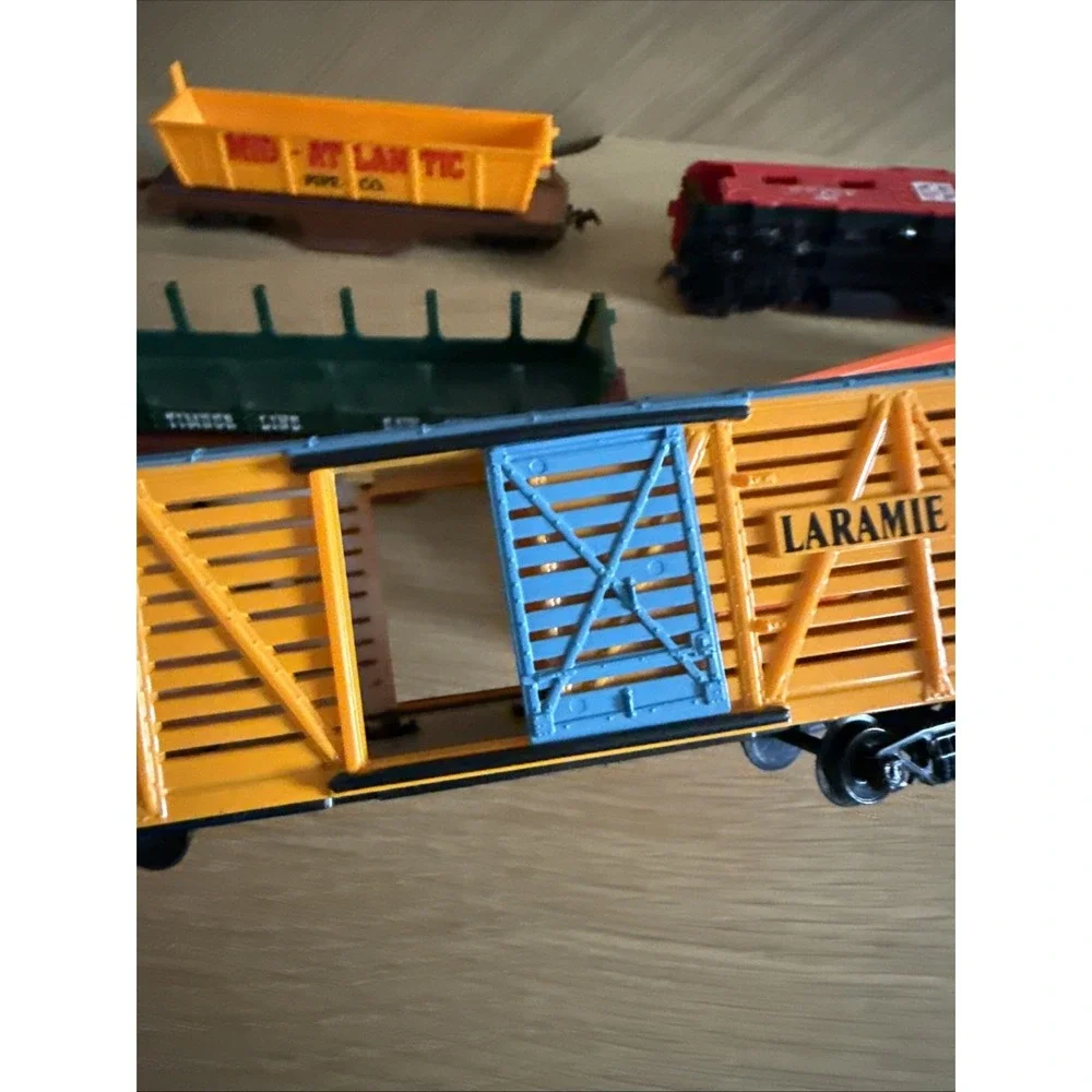 Lot Of 5 HO Train Cars (Auto loader, Laramie, Timber Saw Mill, Pipe Co.)